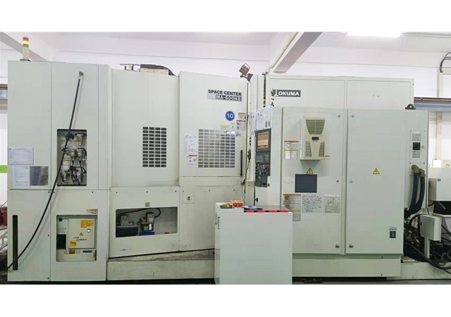 Horizontal machining center