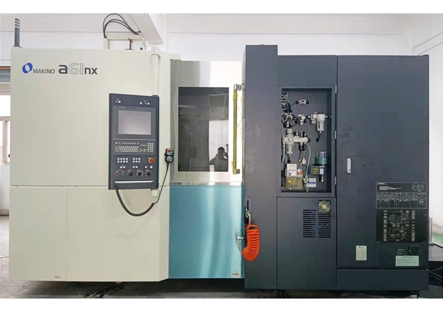 Horizontal machining center