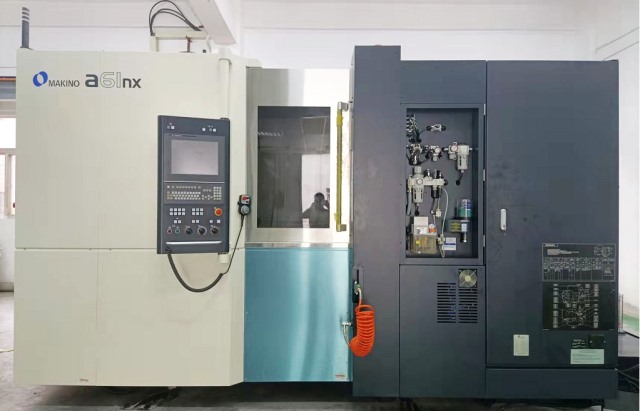 Horizontal machining center